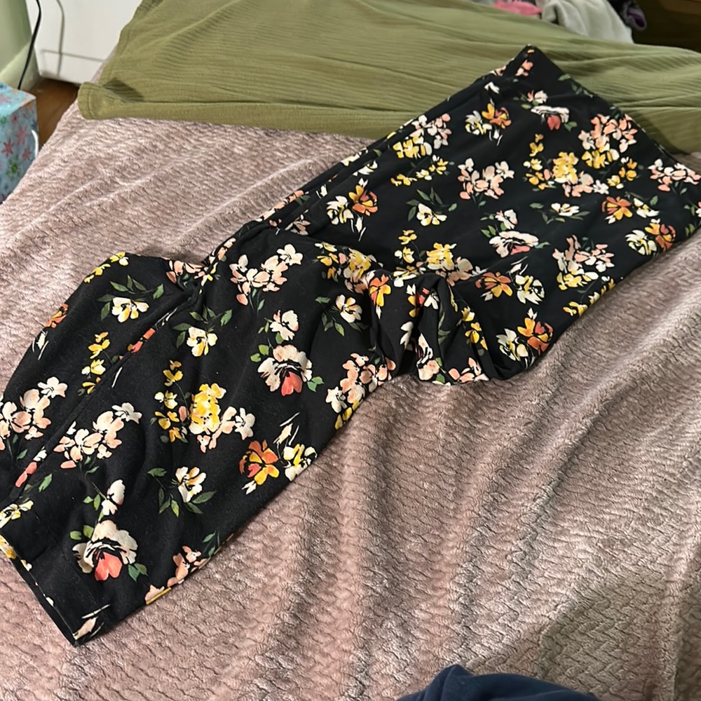Terra & Sky 5x women’s black floral leggings❣️